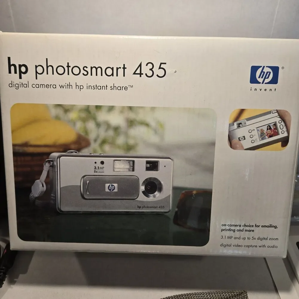 Vintage 2003 HP Photosmart 435v Digital Camera 3.1 MP 5x Zoom With Instant Share